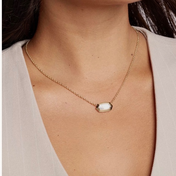 Kendra Scott Elisa Bezel Gold Short Pendant Necklace in Green Tiger's Eye - Picture 3 of 6